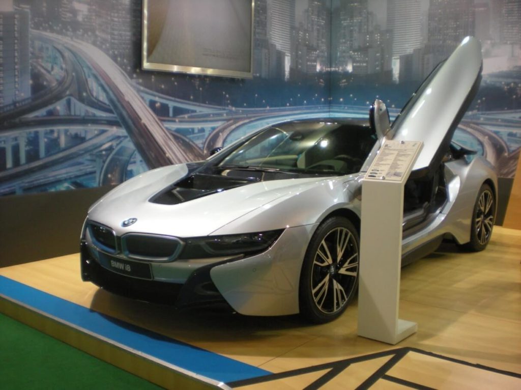 Porque automóvel também é design puro!!! O novo I8 da BMW mostra aerodinâmica, beleza, modernidade e esportividade num único produto. A frente que lembra um tubarão impõe a força e a potência da marca
