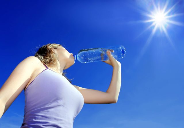 mulher-beber-agua